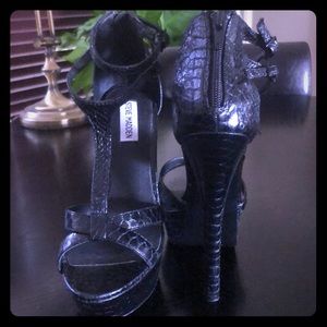 Steve Madden Black Leather Strappy heel